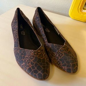TOMS 8.5 Julie Printed Suede Flats